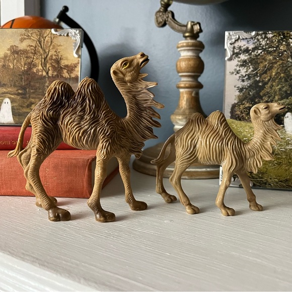 2 plastic nativity camels made in Italy Christmas manger - Picture 4 of 14